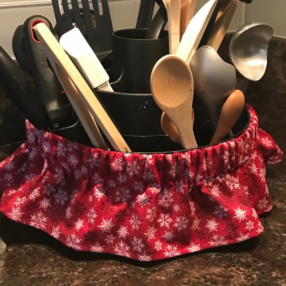 Handmade skirt for the Pampered Chef Tool Turnabout - Red Sparkle Snowflake - Picture 2 of 3